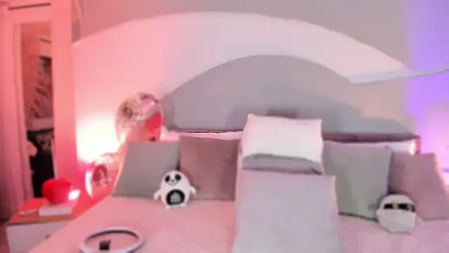 Nicolle W online show from 10.21.25