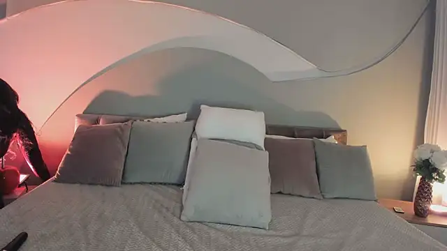 Nicolle W online show from 11.27.25