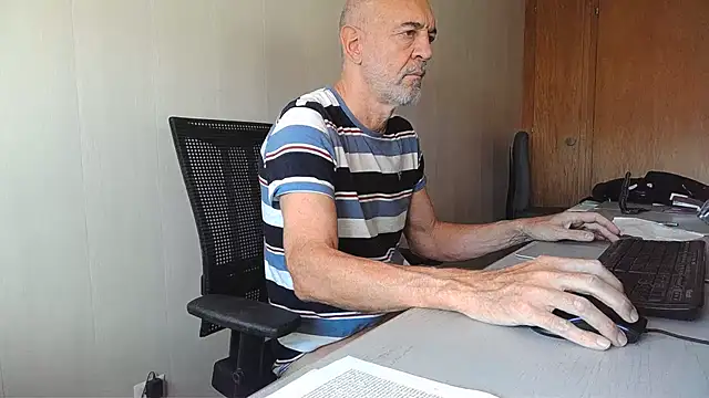 Snapshot of Herba_Mare chatting on 12.20.25 Herba Mare online show from 12.20.25