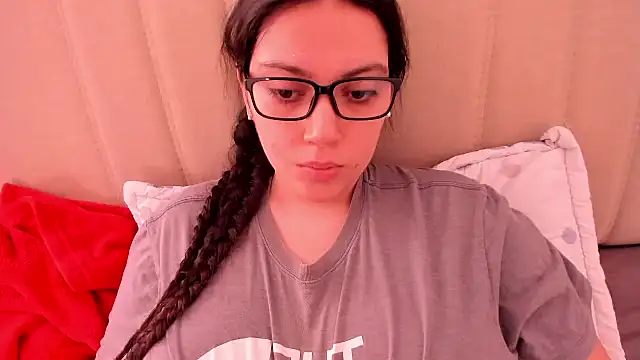 Snapshot of roniewester chatting on 05.16.26 roniewester online show from 05.16.26