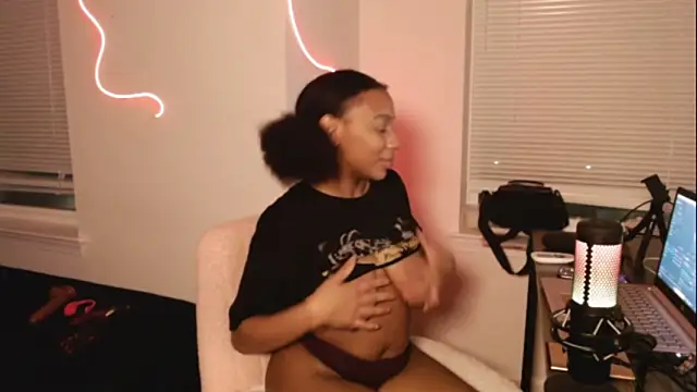 Snapshot of EatSweetMolly chatting on 02.07.25 EatSweetMolly online show from 02.07.25