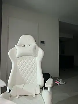 Snapshot of HannaXLove chatting on 12.21.25 HannaXLove online show from 12.21.25