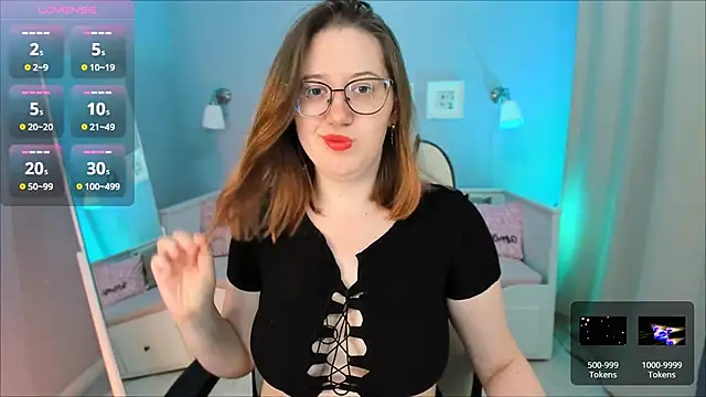 Snapshot of Charmy_Gracy chatting on 10.04.25 Charmy Gracy online show from 10.04.25