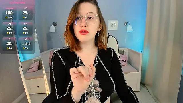 Snapshot of Charmy_Gracy chatting on 10.11.25 Charmy Gracy online show from 10.11.25