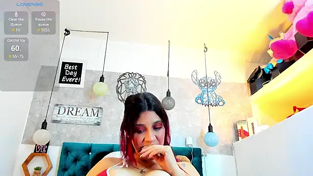 Snapshot of Rebeca_xs chatting on 03.18.25 Rebeca xs online show from 03.18.25