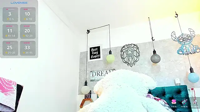 Snapshot of Rebeca_xs chatting on 10.10.25 Rebeca xs online show from 10.10.25