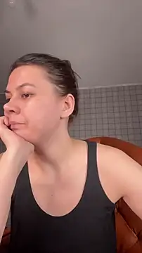 Snapshot of NinaVI chatting on 11.16.25 NinaVI online show from 11.16.25