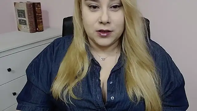 Snapshot of XgloryHAILEY chatting on 03.18.25 XgloryHAILEY online show from 03.18.25