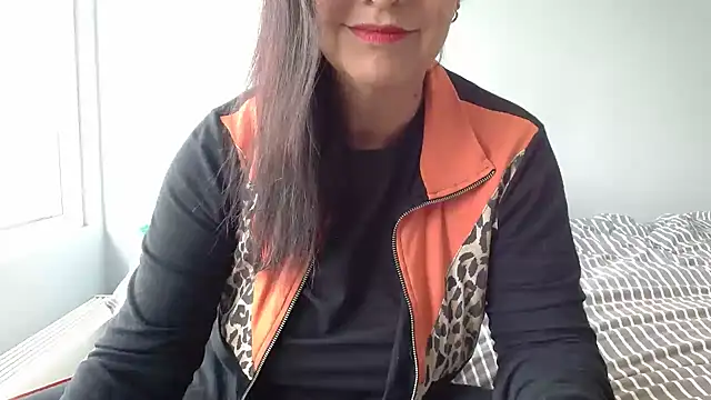 Snapshot of Linda1975 chatting on 06.15.26 Linda1975 online show from 06.15.26