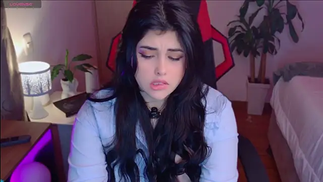 Snapshot of Alyaa_s chatting on 04.20.26 Alyaa s online show from 04.20.26