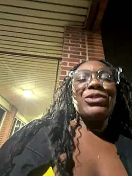 Snapshot of TilaTotti chatting on 12.17.25 TilaTotti online show from 12.17.25