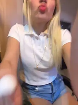 Snapshot of Sarita-candy chatting on 01.25.25 Sarita-candy online show from 01.25.25