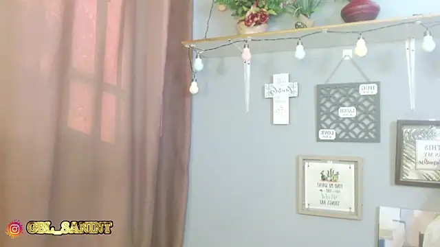 Snapshot of gaby_sant chatting on 12.08.24 gaby sant online show from 12.08.24