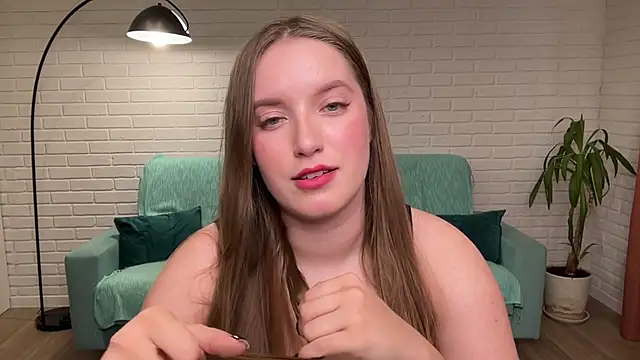 Snapshot of EvaMaddison chatting on 10.30.25 EvaMaddison online show from 10.30.25