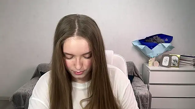 Snapshot of EvaMaddison chatting on 11.24.25 EvaMaddison online show from 11.24.25