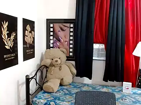 Snapshot of UrhotGoddess chatting on 06.18.26 UrhotGoddess online show from 06.18.26