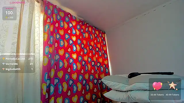 Snapshot of caroline_tovar chatting on 02.14.25 caroline tovar online show from 02.14.25