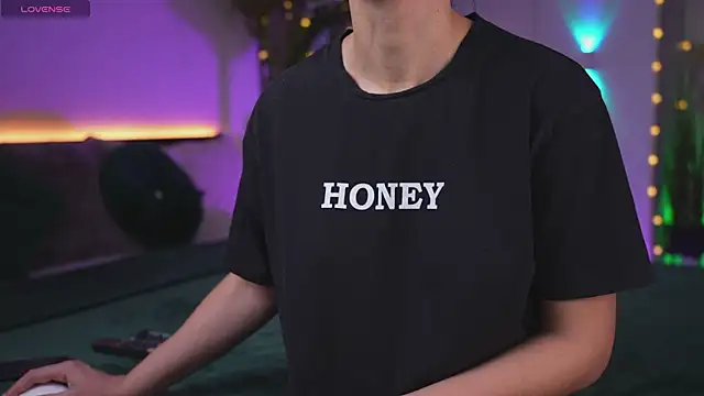 Snapshot of Lorettelorena chatting on 11.10.25 Lorettelorena online show from 11.10.25