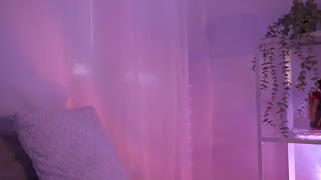 Snapshot of HannaMoom chatting on 11.26.25 HannaMoom online show from 11.26.25