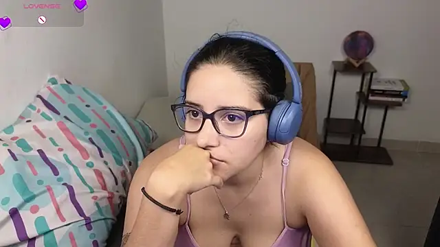 Snapshot of blue__moon_ chatting on 02.15.26 blue moon online show from 02.15.26