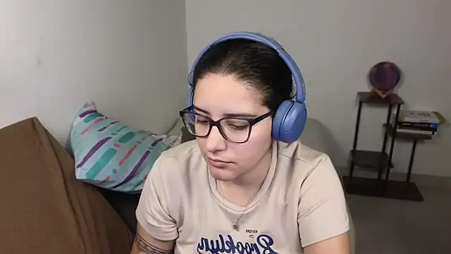 Snapshot of blue__moon_ chatting on 02.19.26 blue moon online show from 02.19.26