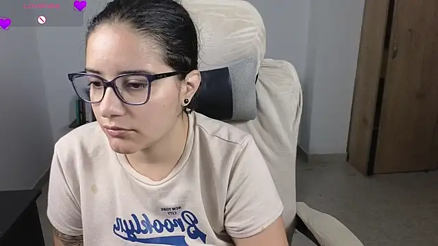 Snapshot of blue__moon_ chatting on 06.19.26 blue moon online show from 06.19.26