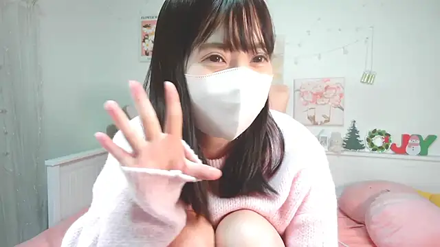 Snapshot of MOMO_ROSE chatting on 12.21.24 MOMO ROSE online show from 12.21.24