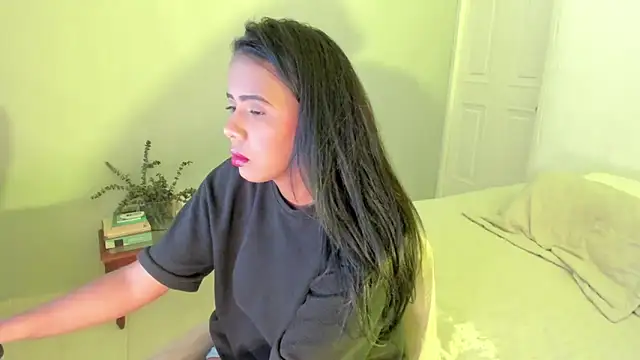 Snapshot of rosaaliiaa1 chatting on 10.31.25 rosaaliiaa1 online show from 10.31.25