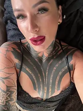 Snapshot of InkedBiitch chatting on 09.10.25 InkedBiitch online show from 09.10.25