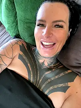 Snapshot of InkedBiitch chatting on 10.01.25 InkedBiitch online show from 10.01.25