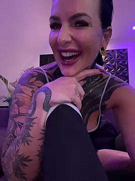 Snapshot of InkedBiitch chatting on 10.08.25 InkedBiitch online show from 10.08.25