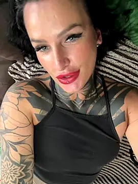 Snapshot of InkedBiitch chatting on 10.11.25 InkedBiitch online show from 10.11.25