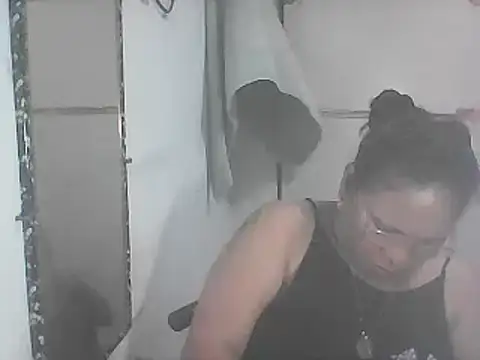 Snapshot of hotwet_mama4uxx chatting on 03.06.25 hotwet mama4uxx online show from 03.06.25