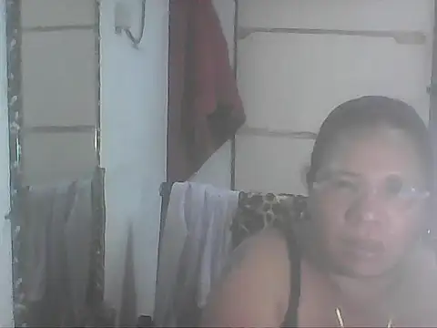 Snapshot of hotwet_mama4uxx chatting on 10.20.25 hotwet mama4uxx online show from 10.20.25
