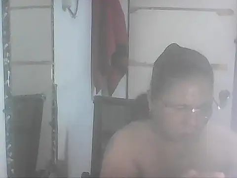 Snapshot of hotwet_mama4uxx chatting on 11.17.25 hotwet mama4uxx online show from 11.17.25