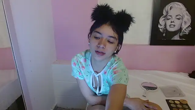 Snapshot of Sweetcristin chatting on 04.27.26 Sweetcristin online show from 04.27.26