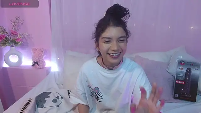 Snapshot of Sweetcristin chatting on 06.19.26 Sweetcristin online show from 06.19.26