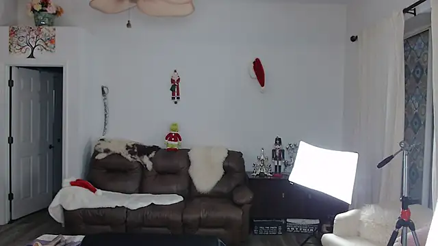 Snapshot of SindeeDix chatting on 12.21.24 SindeeDix online show from 12.21.24