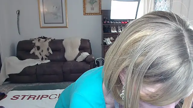 Snapshot of SindeeDix chatting on 10.22.25 SindeeDix online show from 10.22.25