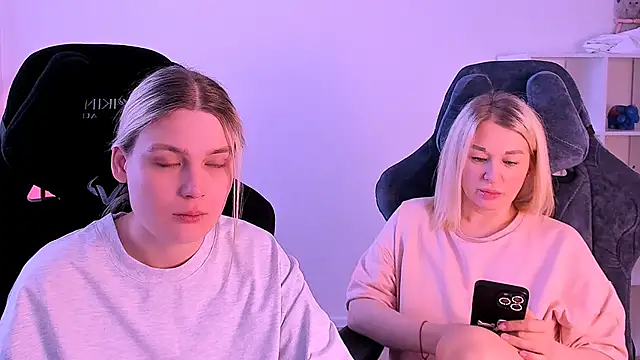 Snapshot of hotblonds chatting on 12.19.24 hotblonds online show from 12.19.24