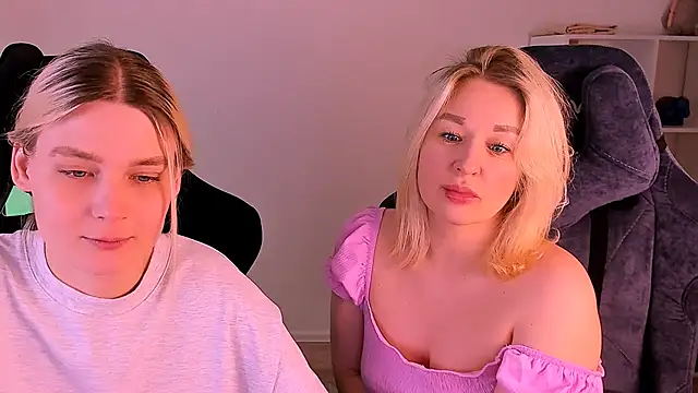 Snapshot of hotblonds chatting on 12.20.24 hotblonds online show from 12.20.24