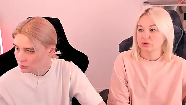 Snapshot of hotblonds chatting on 03.06.25 hotblonds online show from 03.06.25