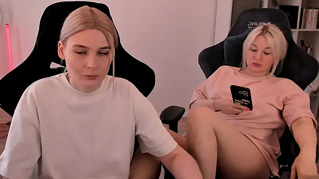 Snapshot of hotblonds chatting on 03.08.25 hotblonds online show from 03.08.25