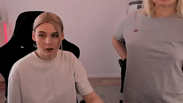 Snapshot of hotblonds chatting on 03.10.25 hotblonds online show from 03.10.25