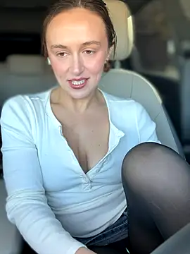 lunagirl13 online show from 10.31.25