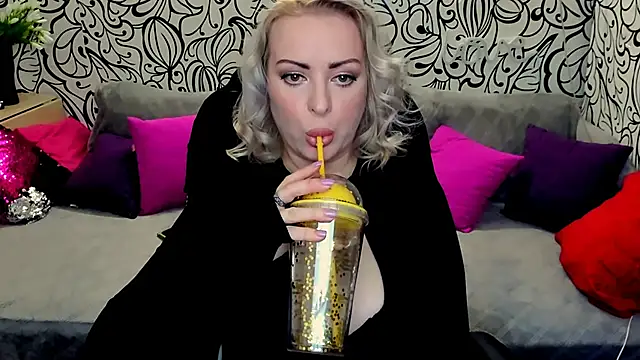 Snapshot of Hotdreamhere chatting on 02.05.25 Hotdreamhere online show from 02.05.25