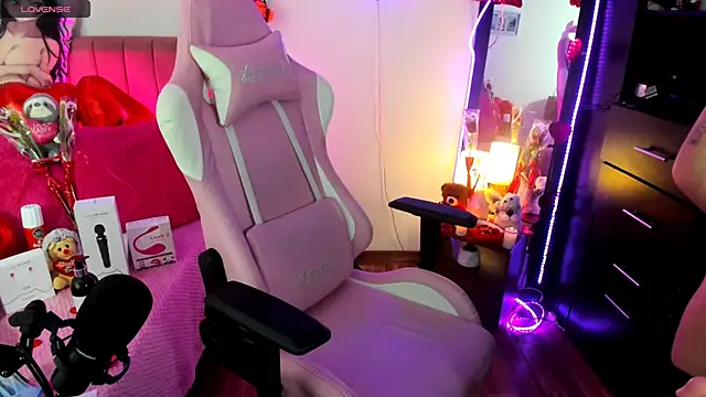 Snapshot of lilly_sweett chatting on 02.15.25 lilly sweett online show from 02.15.25