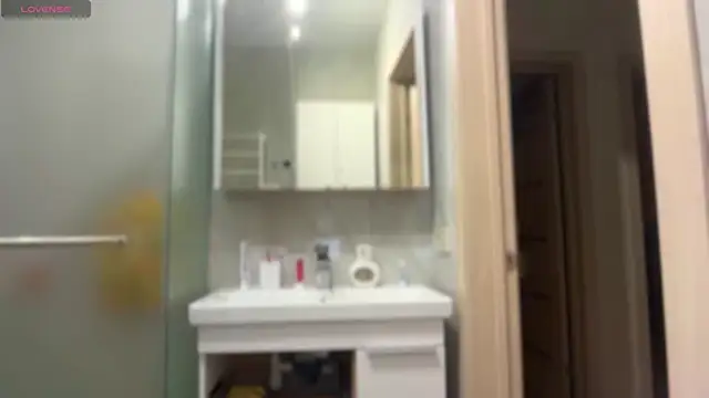 Snapshot of Butterfly-_ chatting on 02.23.26 Butterfly- online show from 02.23.26