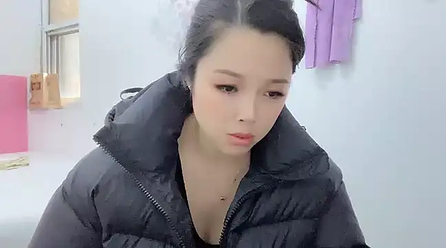 Snapshot of kk_lele chatting on 12.18.24 kk lele online show from 12.18.24