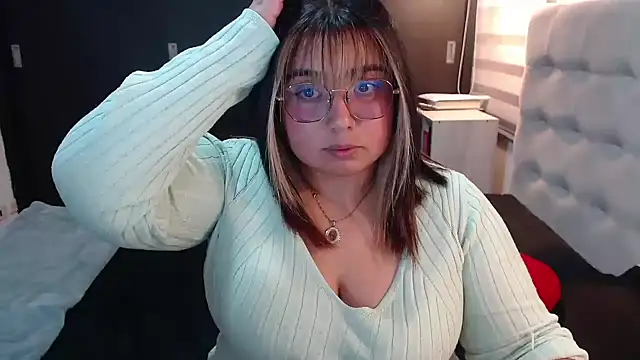 Snapshot of yini_angel chatting on 06.14.26 yini angel online show from 06.14.26